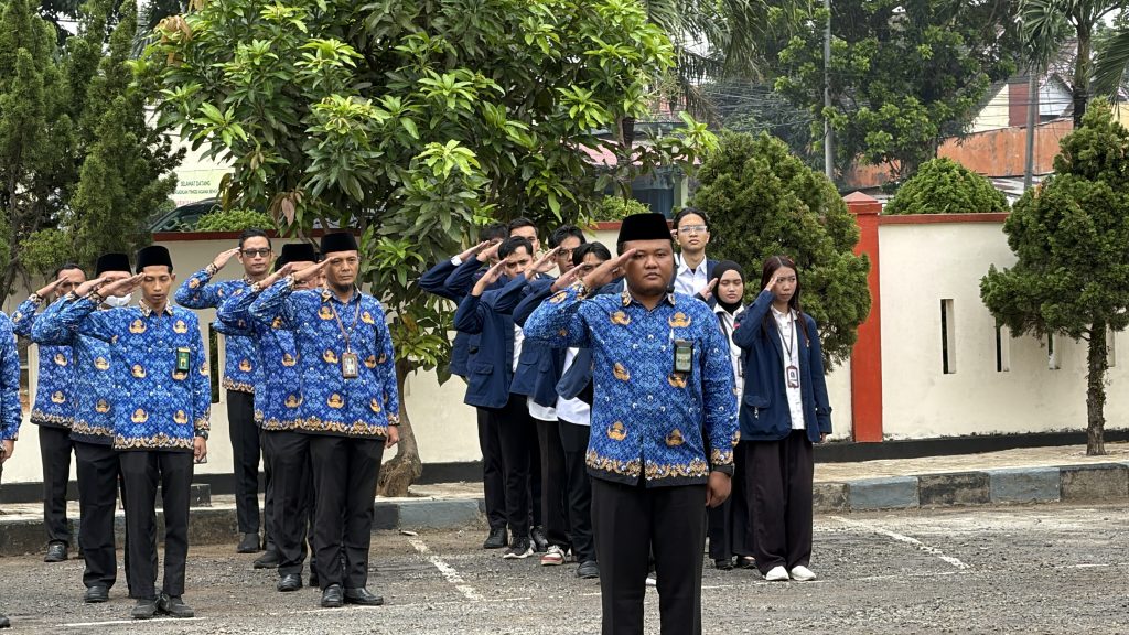 Komanda Upacara memimpin jalannya upacara