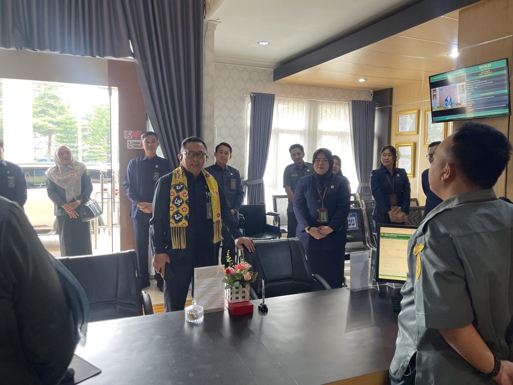 Ketua Pengadilan Tinggi Bengkulu melakukan pembinaan kepada Petugas PTSP PN Kepahiang