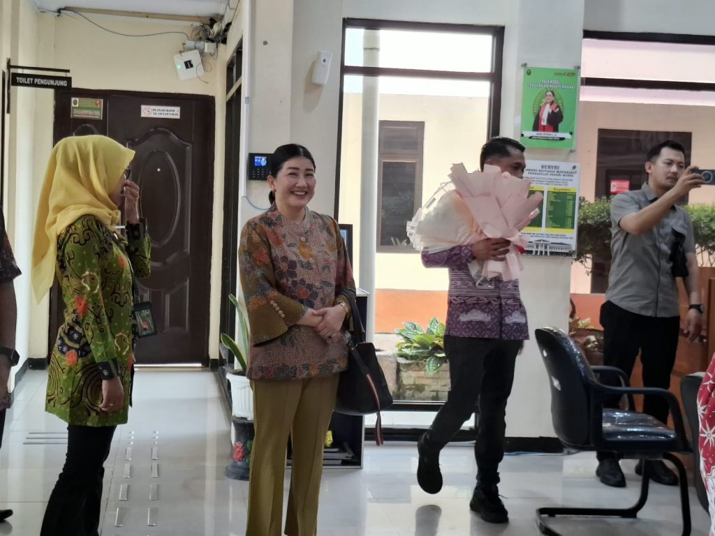 Ketua Dharmayukti Karini di ruang PTSP PN Manna